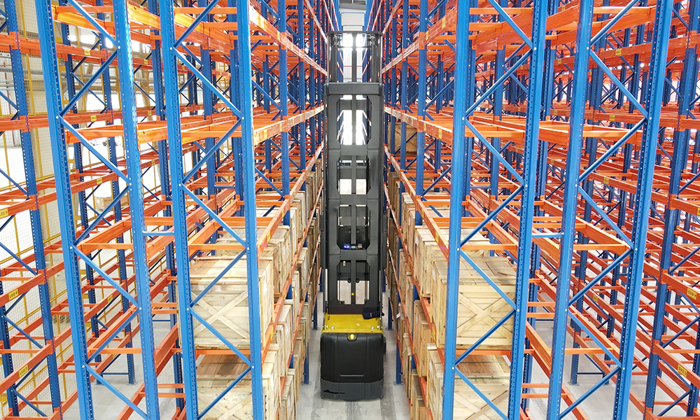 三向叉車(chē)VS前移式叉車(chē)：哪種更適合您的倉(cāng)儲(chǔ)？全面對(duì)比優(yōu)缺點(diǎn)與選購(gòu)建議