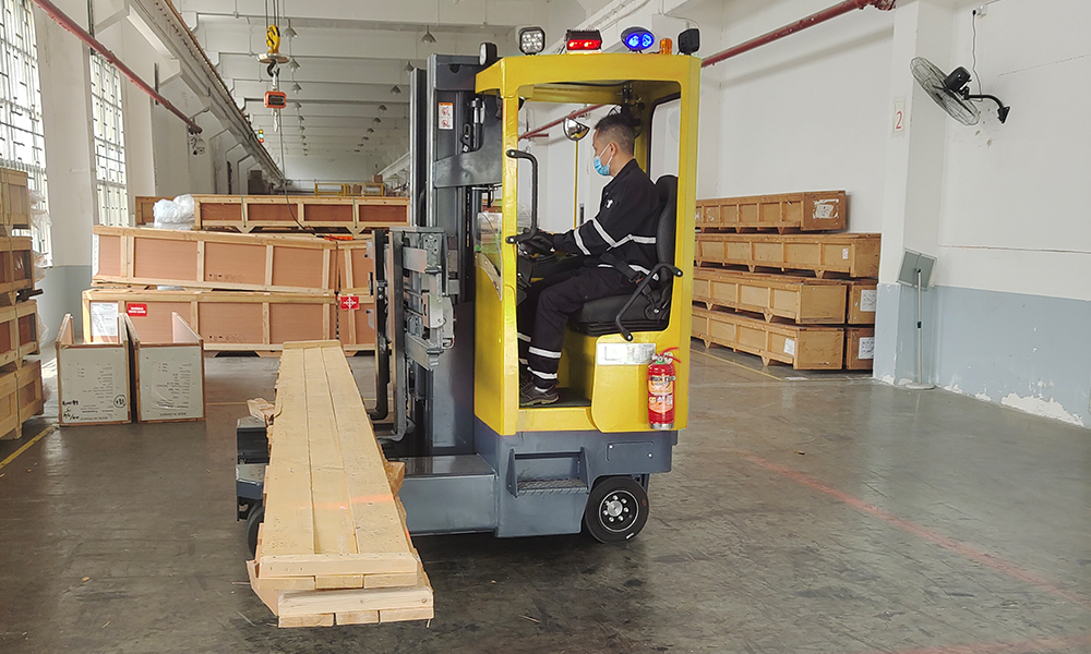 從傳統(tǒng)叉車(chē)到全向叉車(chē)：上海優(yōu)耐飛引領(lǐng)物流設(shè)備革新